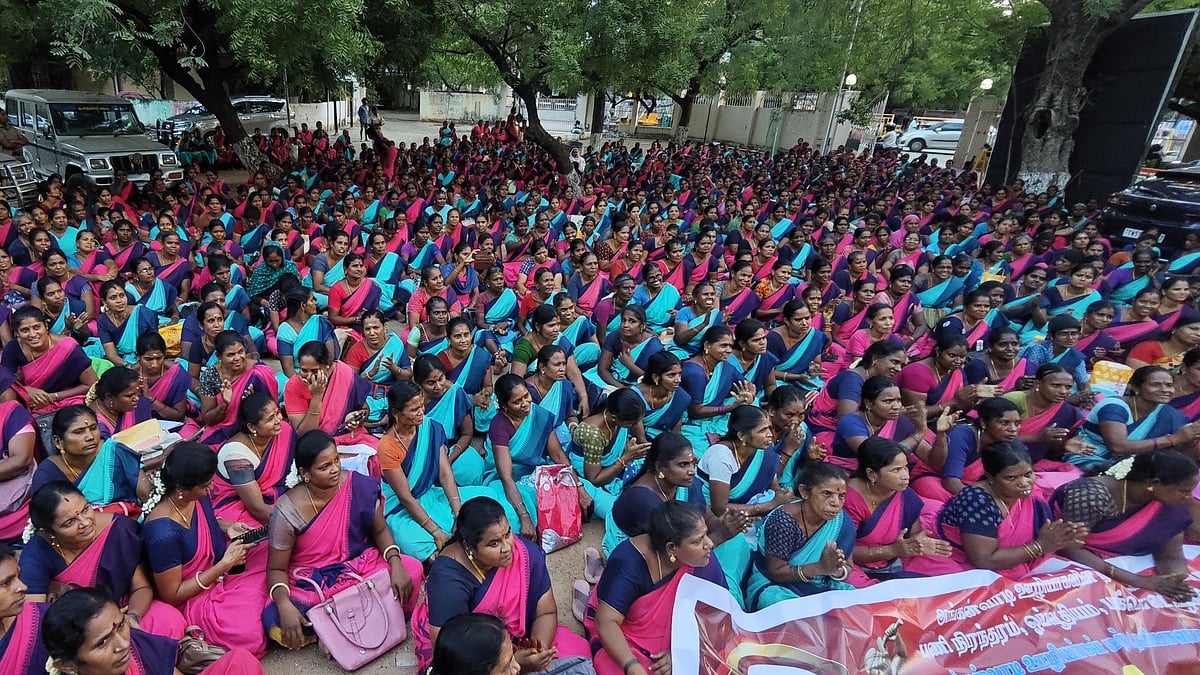 மதுரை மாவட்ட ஆட்சியர் அலுவலகத்தில் அங்கன்வாடி ஊழியர்கள் ஆர்ப்பாட்டம்