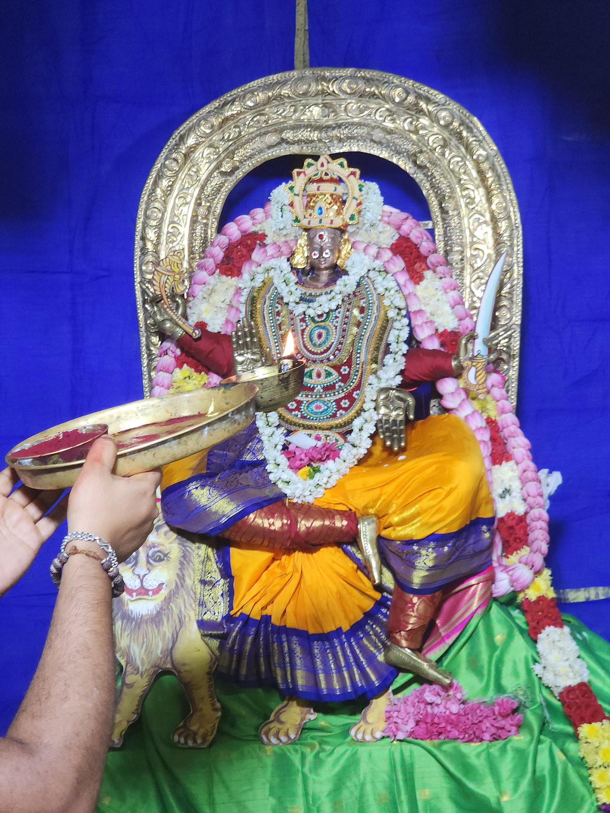 துர்க்கை அம்மனுக்கு காத்யாயினி அலங்காரம்