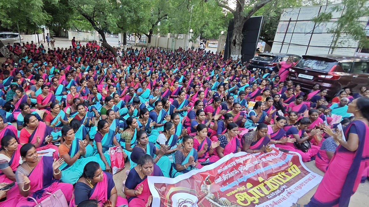 மதுரை மாவட்ட ஆட்சியர் அலுவலகத்தில் அங்கன்வாடி ஊழியர்கள் ஆர்ப்பாட்டம்