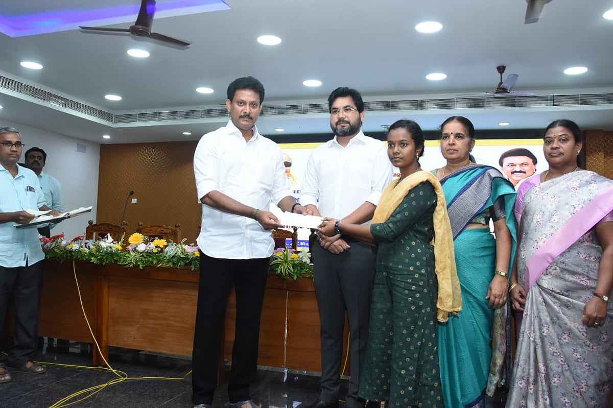 நலதிட்ட உதவிகளை வழங்கும் போது