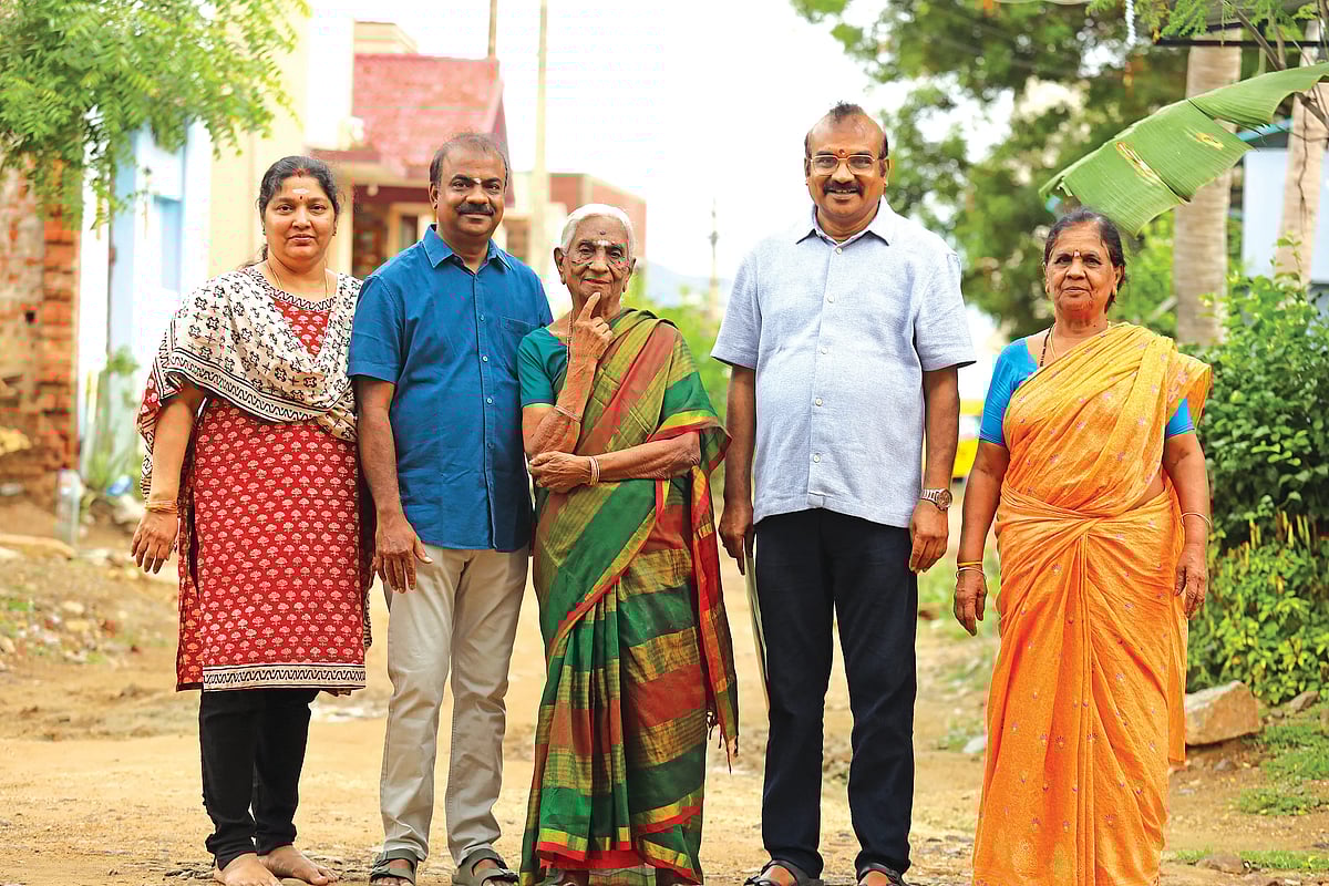 சீதாலட்சுமி குடும்பத்தினருடன்