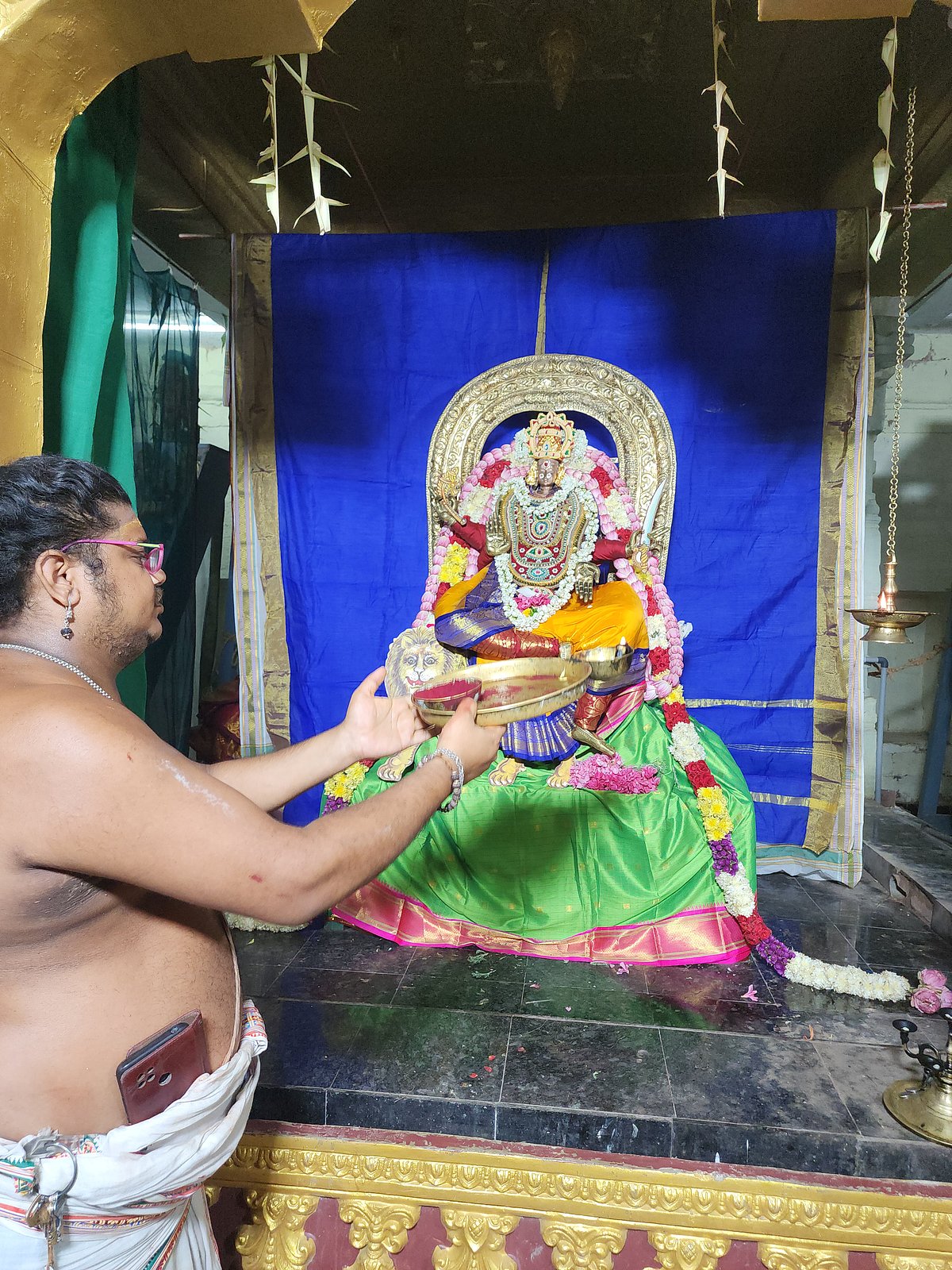 துர்க்கை அம்மனுக்கு காத்யாயினி அலங்காரம்