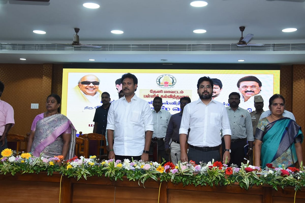 அமைச்சர் அன்பில் மகேஷ் மற்றும் தேனி மாவட்ட ஆட்சியர் ரஞ்சித் சிங்