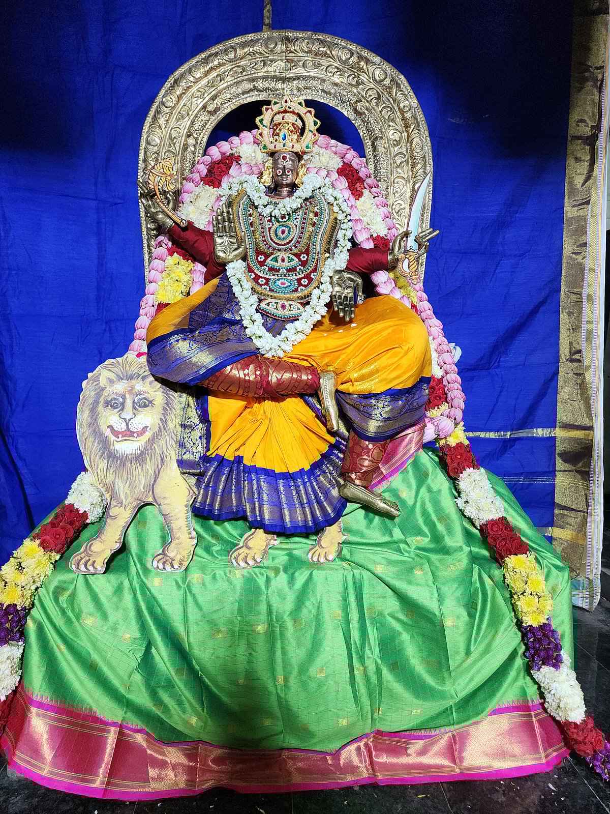 துர்க்கை அம்மனுக்கு காத்யாயினி அலங்காரம்