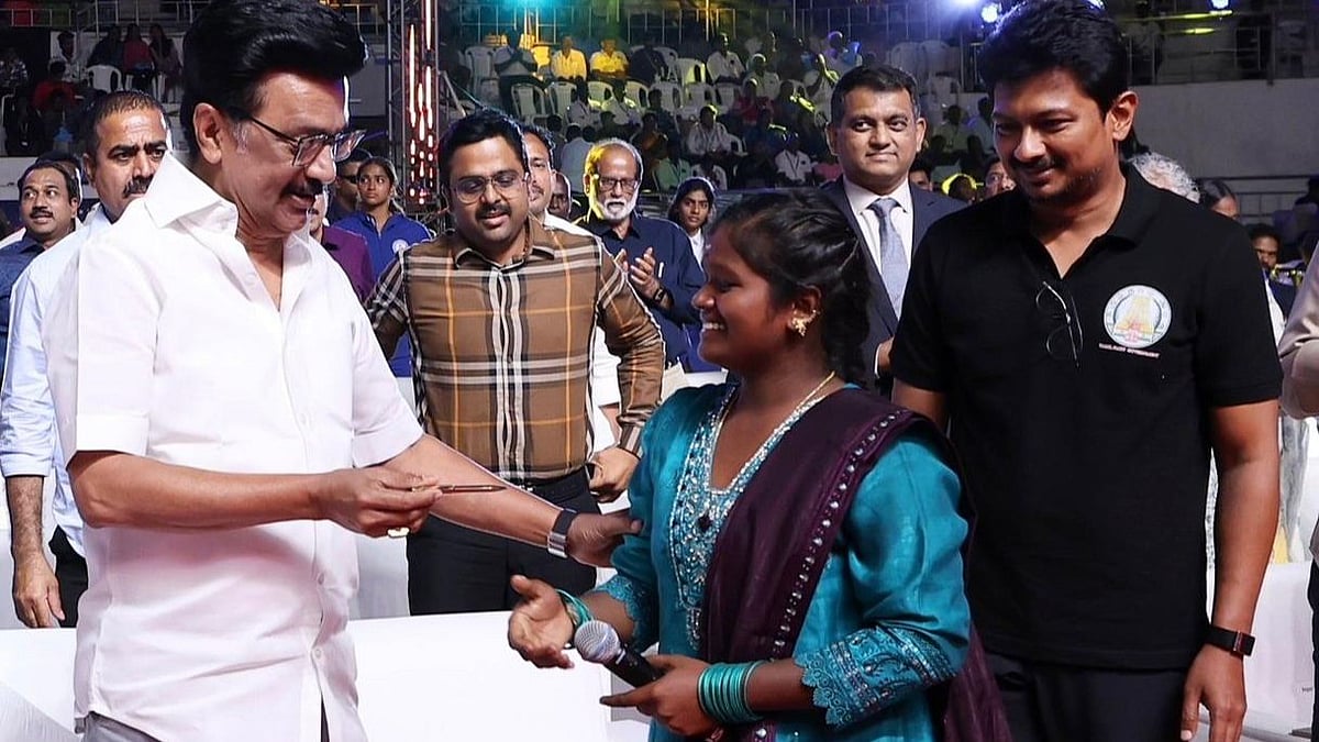 முதல்வரிடம் பேனா வாங்கிய சுபலட்சுமி