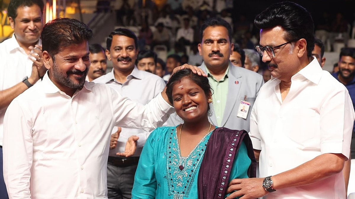 முதல்வரிடம் பேனா வாங்கிய சுபலட்சுமி