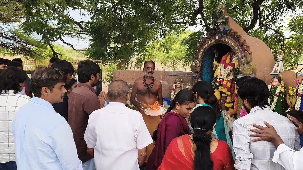 தனுஷ் சாமி தரிசனம்