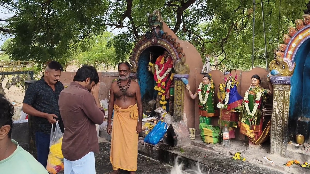 தனுஷ் சாமி தரிசனம்