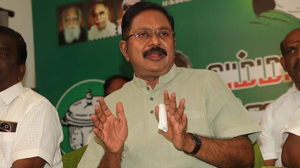 `நடக்கக்கூட முடியலை, மாசம் 20 நாள் ஆஸ்பத்திரியில... எதுக்கு பதவி வெறி! - ஓபிஎஸ்-ஸைச் சாடும் டிடிவி