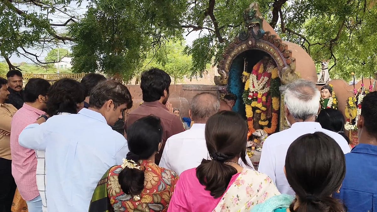 தனுஷ் சாமி தரிசனம்