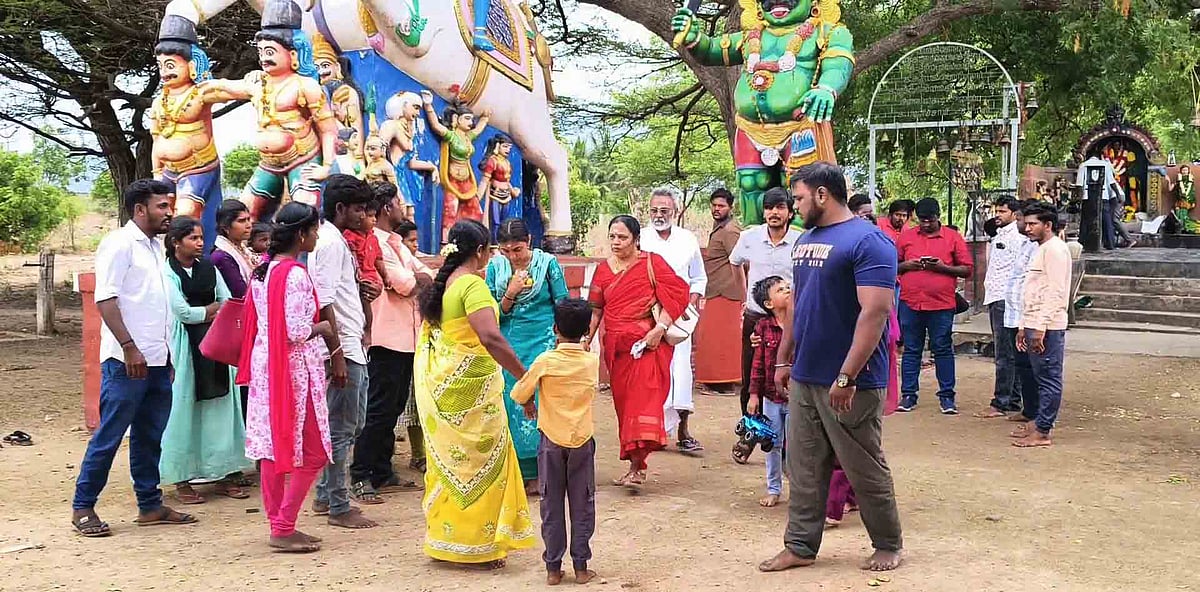 தனுஷ் சாமி தரிசனம்