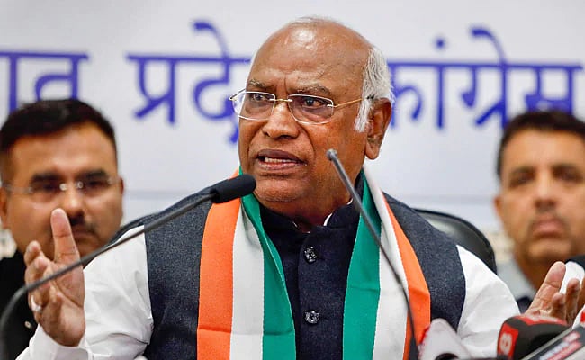 கச்சா எண்ணெய் விலை சரிவு: ஆனால், பெட்ரோல், டீசல் விலை? - மோடி அரசிடம் கார்கே கேட்கும் 3 கேள்விகள்