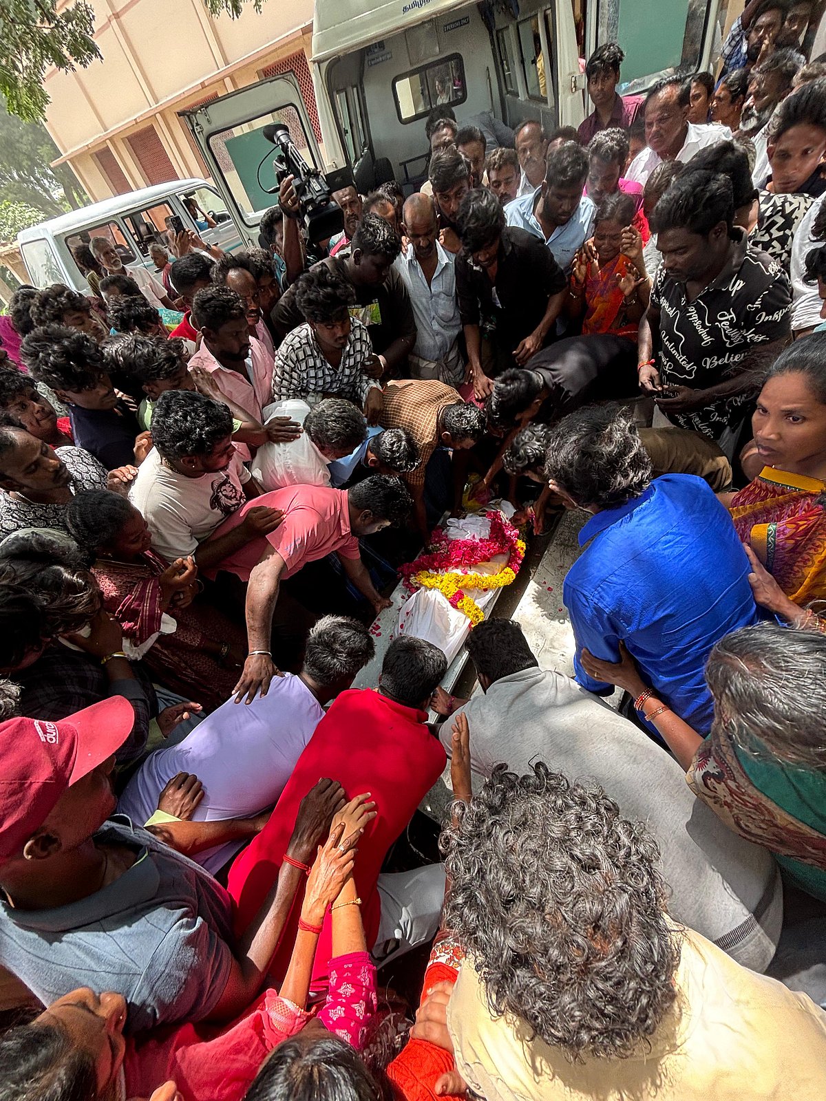 கரூர் கூட்ட நெரிசல் சோகக் காட்சிகள்