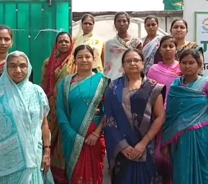 ஊழியர்களுடன் வந்தனா