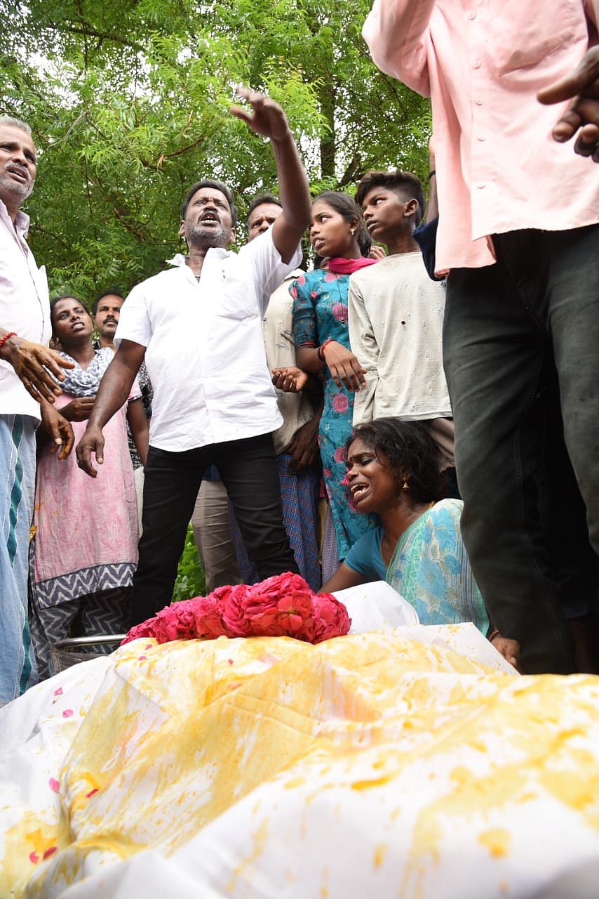 கரூர் கூட்ட நெரிசல் சோகக் காட்சிகள்