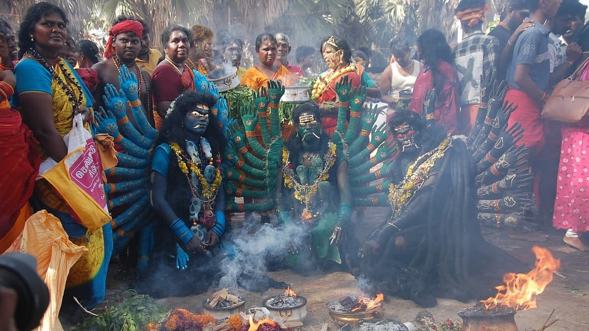 காளி வேடமிட்ட்ட பக்தர்கள்
