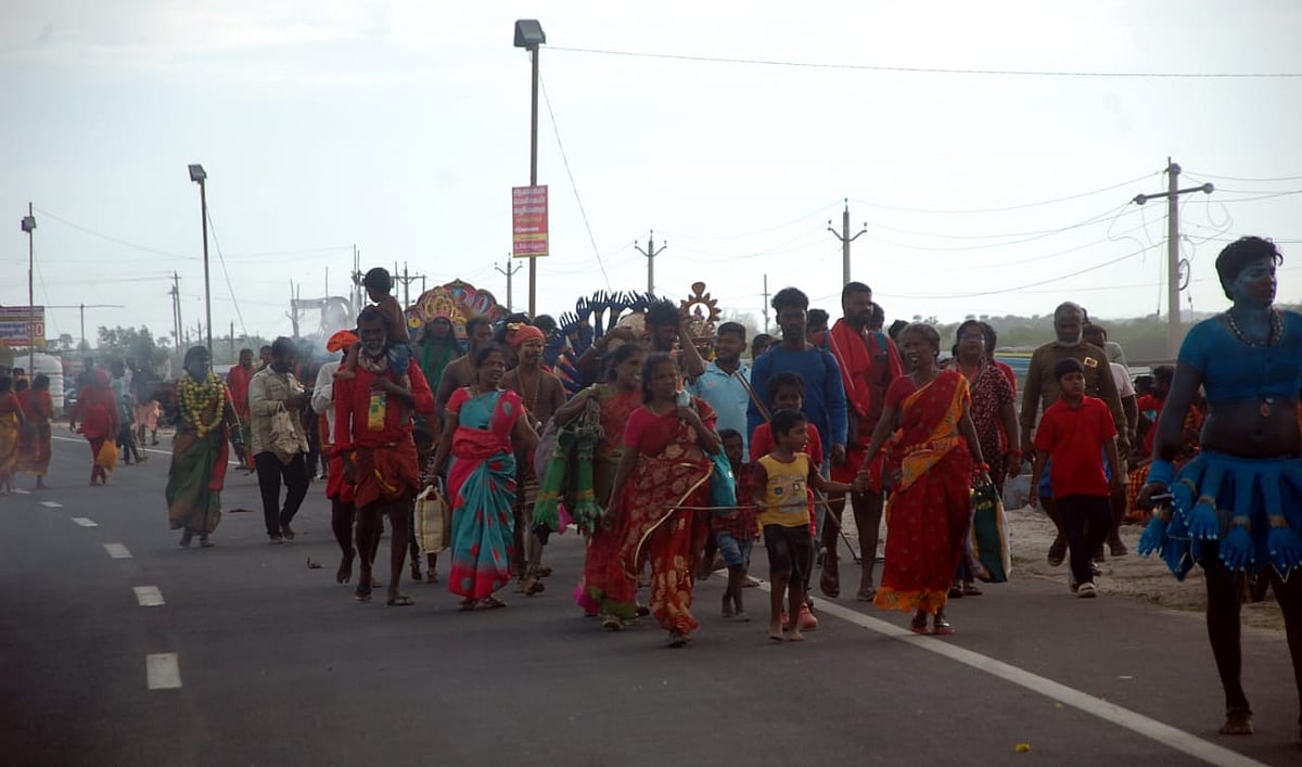 வேடமணிந்து வரும் பக்தர்கள்