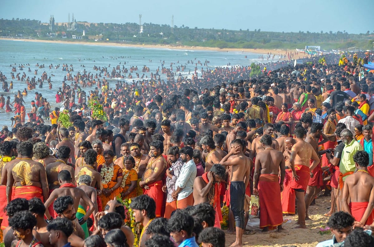 கடற்கரையில் குவிந்த பக்தர்கள்