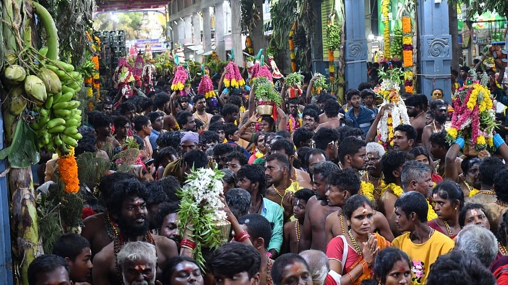 கரகம் எடுத்து வரும் பக்தர்கள்