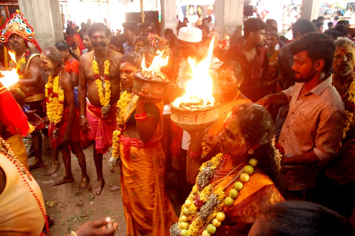 தீச்சட்டி ஏந்திய பக்தர்கள்