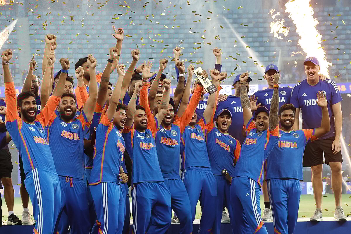 கோப்பை இல்லாமல் வெற்றியைக் கொண்டாடிய இந்திய அணி