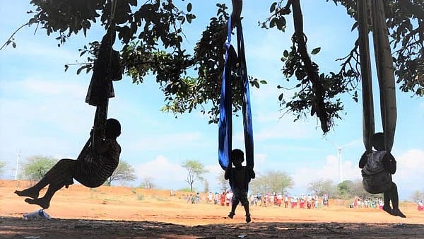 குழந்தைகளை விளையாட அனுமதிக்க வேண்டும்.