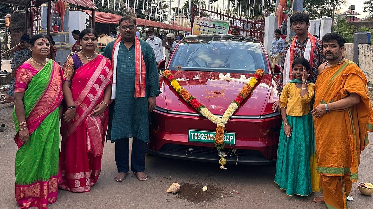 டெஸ்லா காருக்கு பூஜை