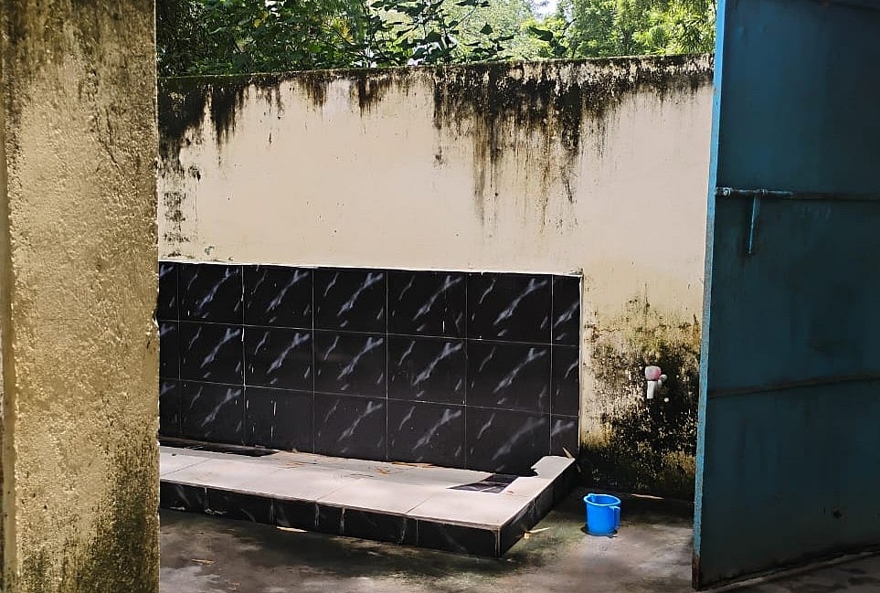 மயிலாடுதுறை:-`ஆட்சியர்-நிதி-ஒதுக்கியும்,-பள்ளியில்-கழிவறை-கட்டாம-இருக்காங்க---புலம