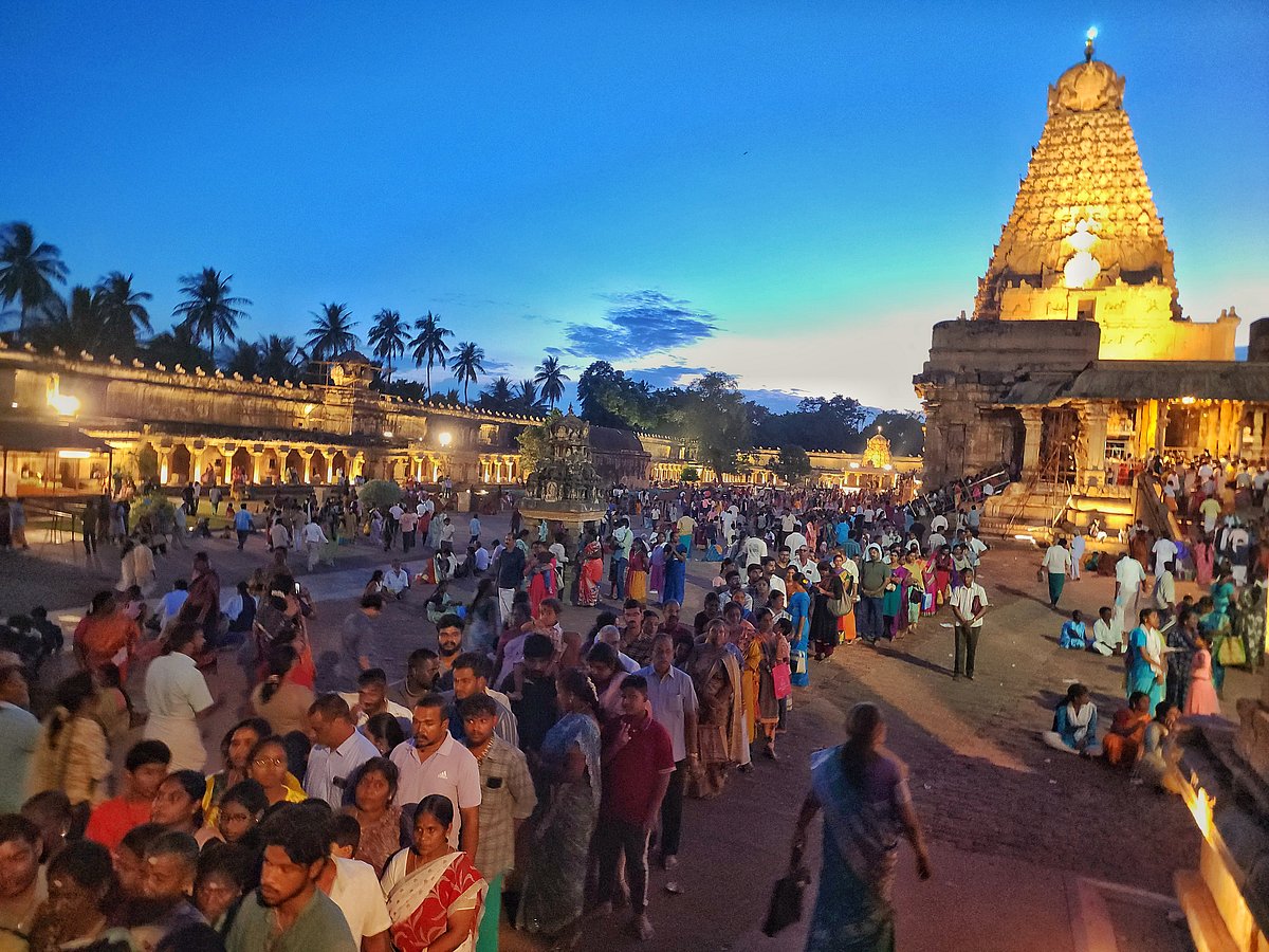 தஞ்சாவூர் பெரிய கோயிலில் சனிப் பிரதோஷ வழிபாடு