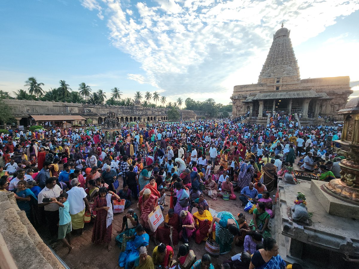 தஞ்சாவூர் பெரிய கோயிலில் சனிப் பிரதோஷ வழிபாடு