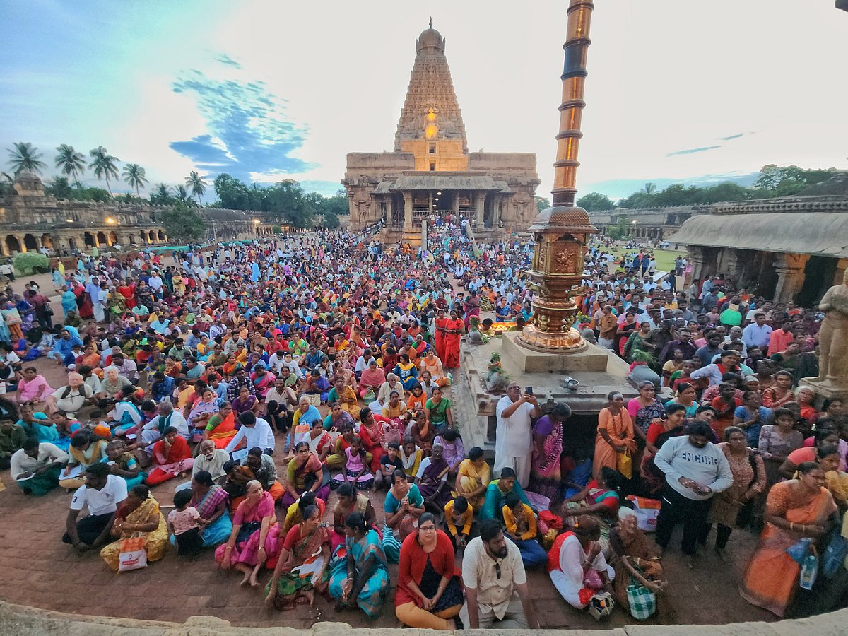 தஞ்சாவூர் பெரிய கோயிலில் சனிப் பிரதோஷ வழிபாடு