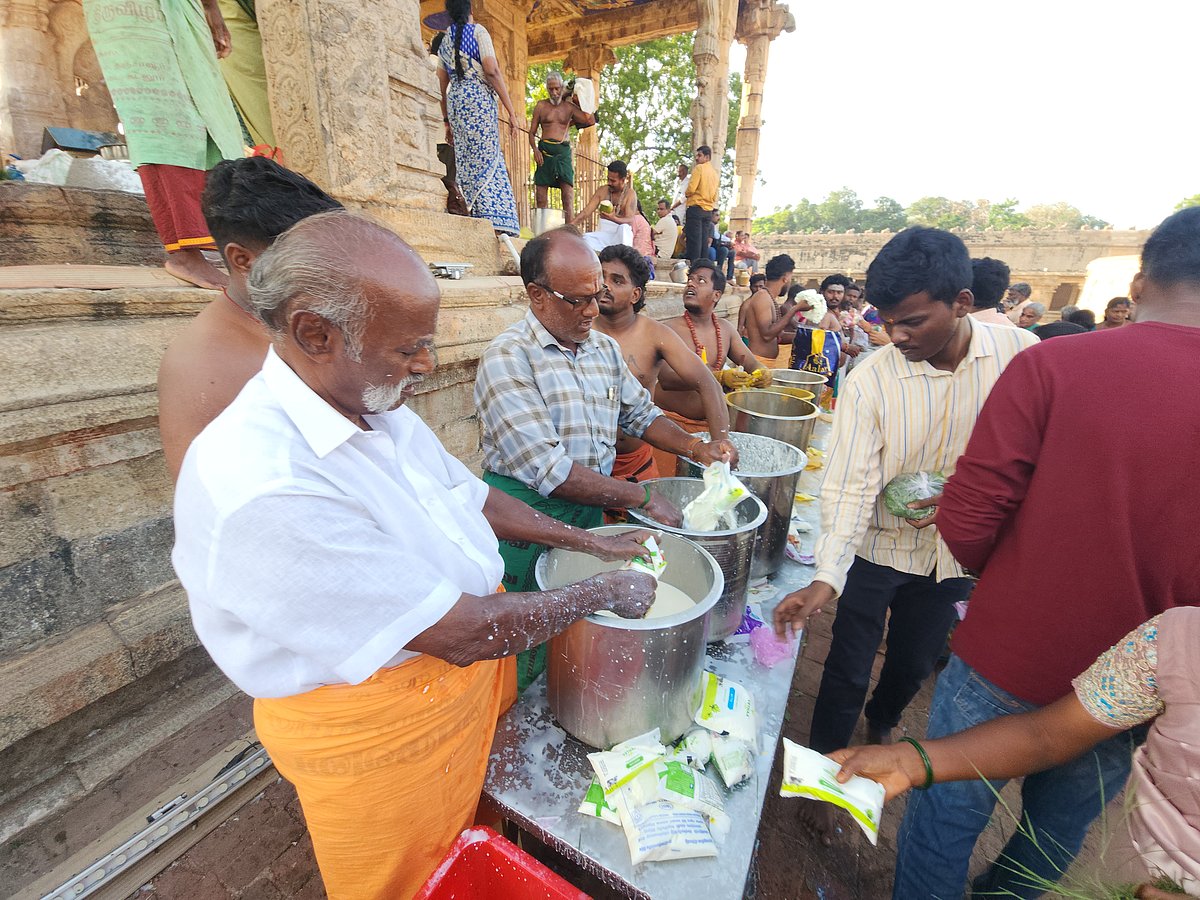 தஞ்சாவூர் பெரிய கோயிலில் சனிப் பிரதோஷ வழிபாடு