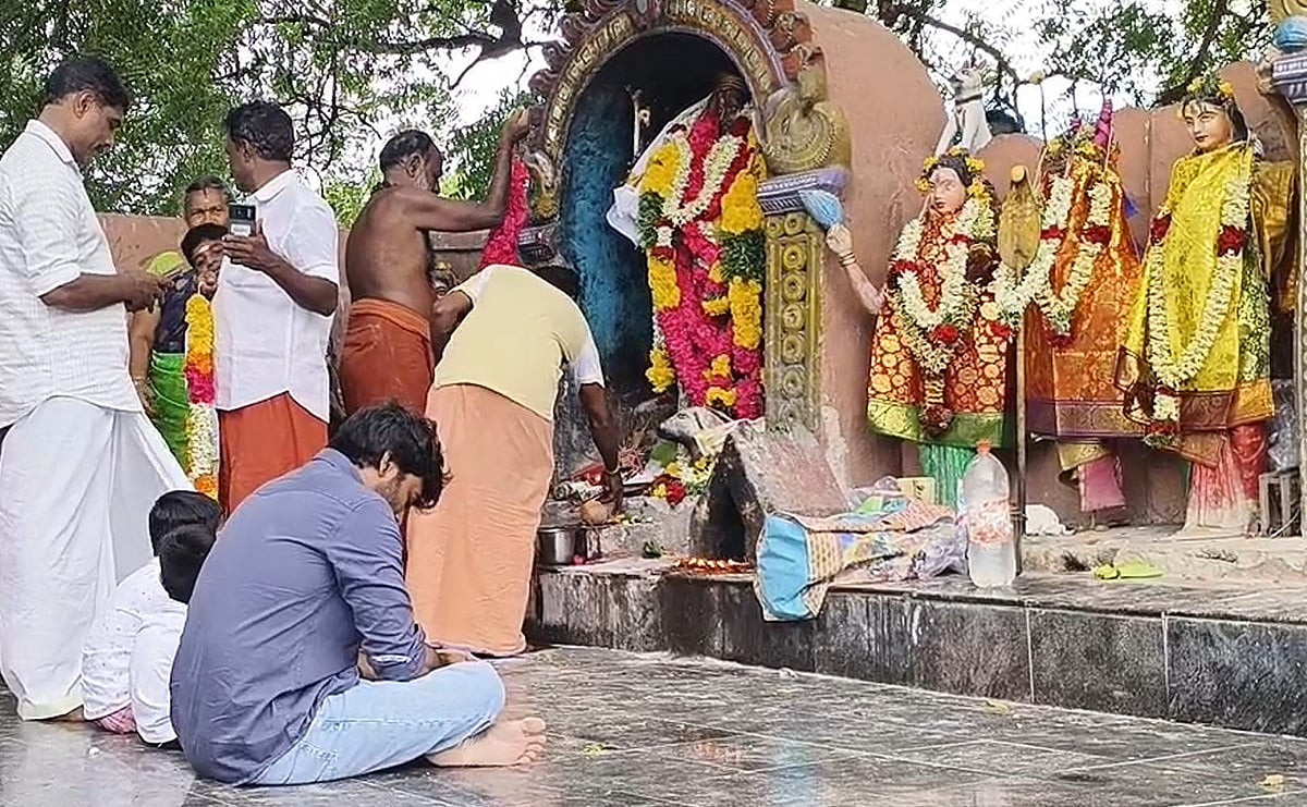 கிடா வெட்டி ஊர்மக்களுக்கு விருந்து வைத்த நடிகர் தனுஷ் 