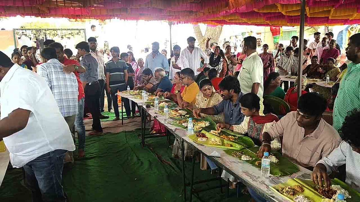  ஊர் மக்களுக்கு விருந்து வைத்த நடிகர் தனுஷ்