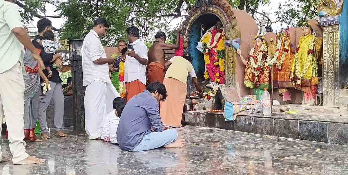 குலதெய்வம் கோயிலில் தனுஷ் வழிபாடு