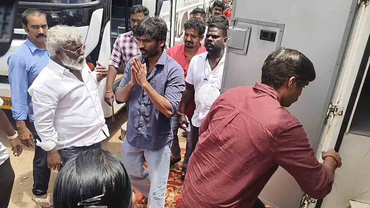  ஊர் மக்களுக்கு விருந்து வைத்த நடிகர் தனுஷ்