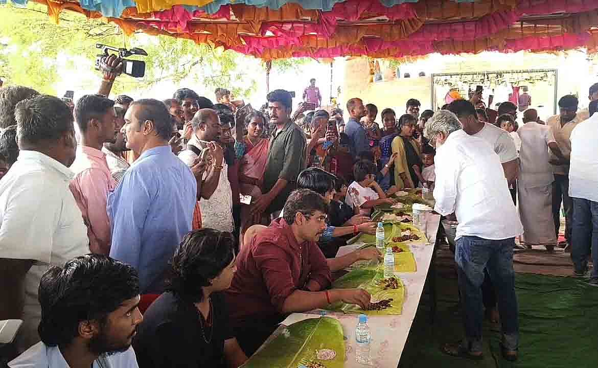  ஊர் மக்களுக்கு விருந்து வைத்த நடிகர் தனுஷ்