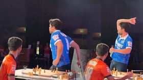 குகேஷுக்கு அமெரிக்க வீரர் செய்தது சரியா? வைரல் வீடியோவின் பின்னணி