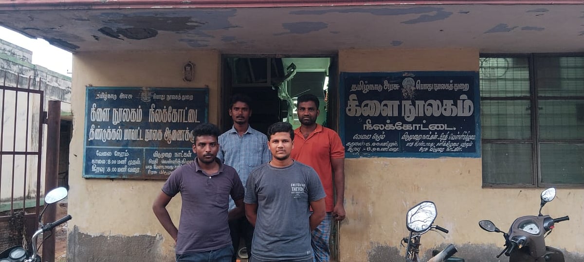 நூலகத்தில் படிக்கும் மாணவர்கள்