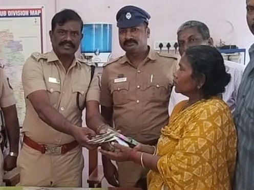 பணத்தை ஒப்படைக்கும் டி.எஸ்.பி மணிவண்ணன்