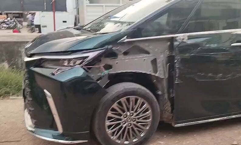 விஜய் தேவரகொண்டா சென்ற கார்