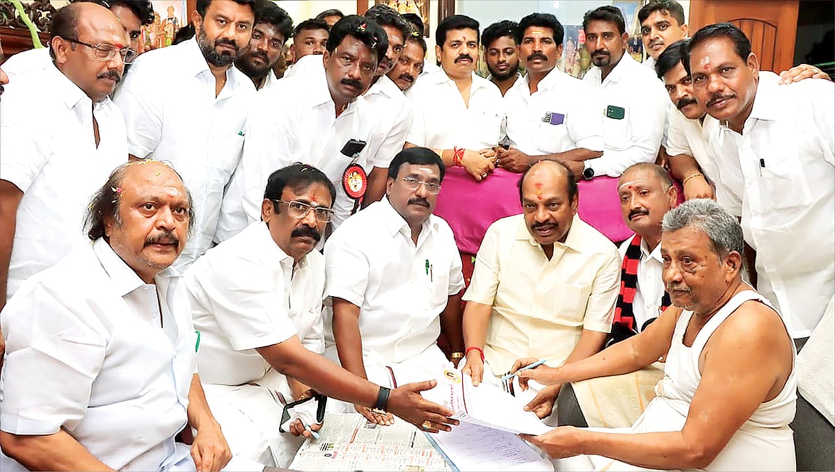 புதுச்சேரி: திமுக வேட்பாளர்களுக்கு தண்ணீர் காட்டும் காங்கிரஸ்; கூட்டணிப் புகைச்சலின் பின்னணி என்ன?