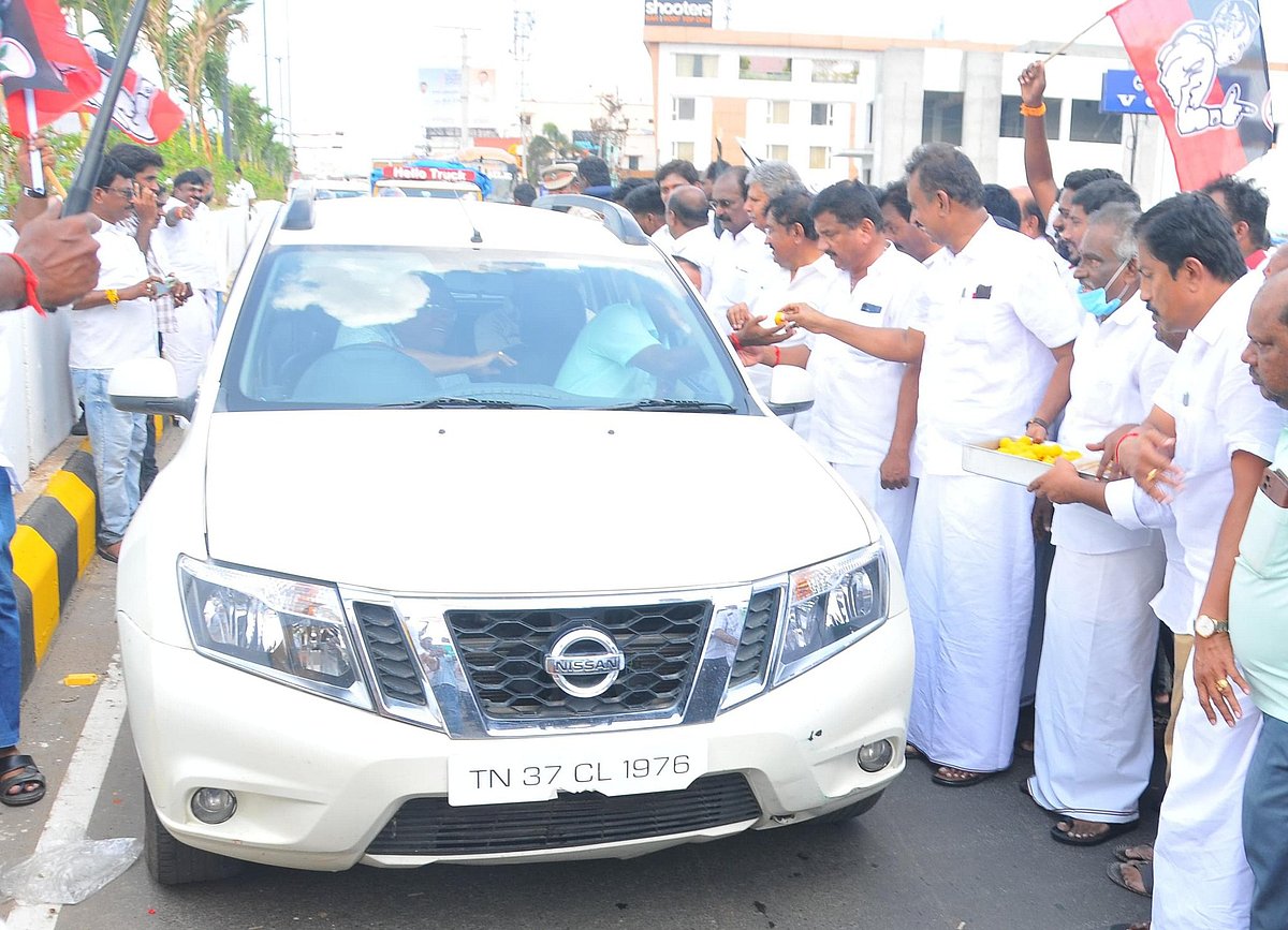 அதிமுகவினர் மேம்பாலம் கொண்டாட்டம்