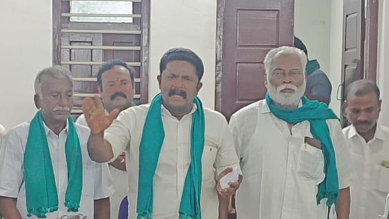 பெரியாறு வைகை பாசன விவசாயிகள் சங்கத்தினர்
