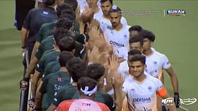 `வெறுப்பு அரசியலை வென்ற ஹாக்கி' - Hi-Fi செய்து கொண்ட இந்தியா - பாகிஸ்தான் வீரர்கள்!