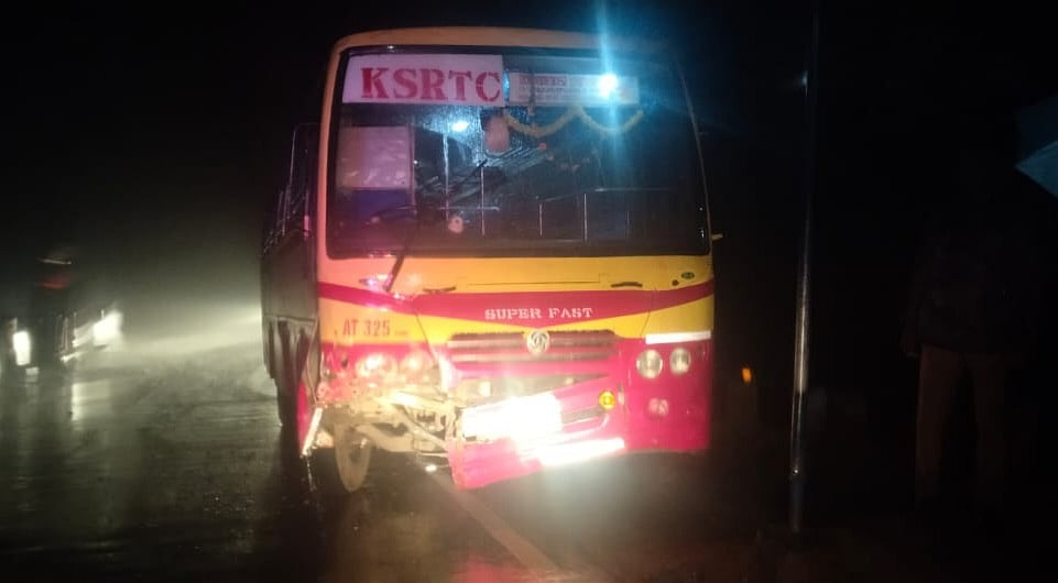 சேதமடைந்த பேருந்து