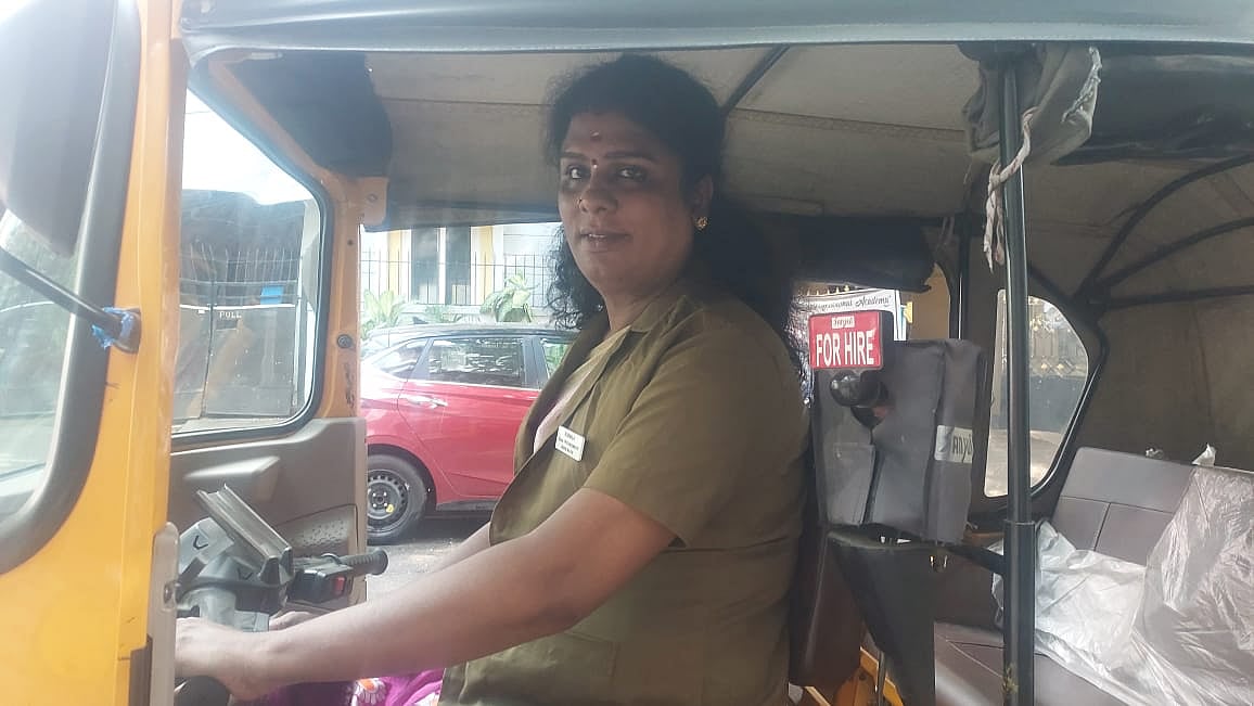 ஆட்டோ ஓட்டும் திருநங்கை சரளா