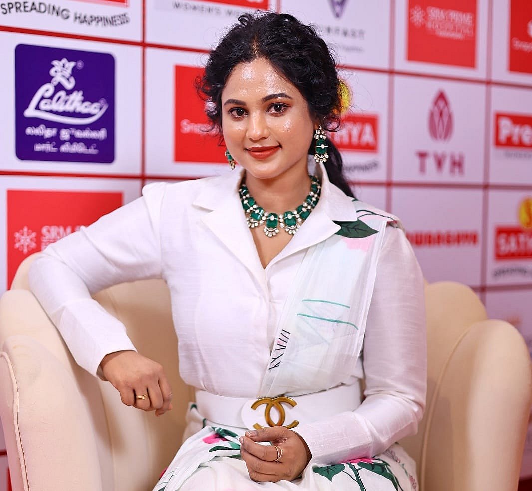 செய்தி வாசிப்பாளர் கண்மணி க்யூட் க்ளிக்ஸ்