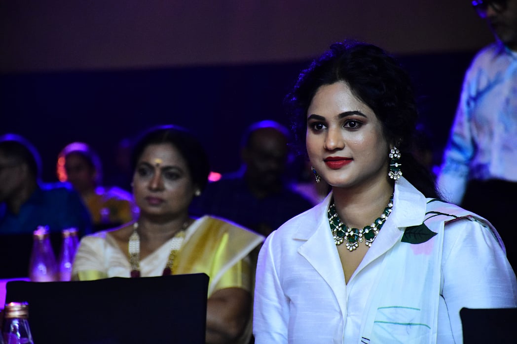 செய்தி வாசிப்பாளர் கண்மணி க்யூட் க்ளிக்ஸ்