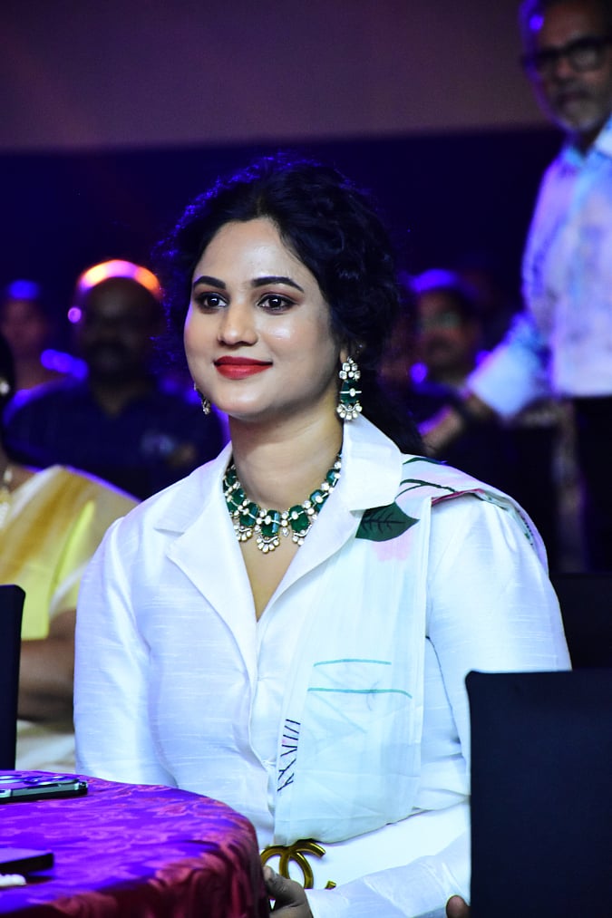 செய்தி வாசிப்பாளர் கண்மணி க்யூட் க்ளிக்ஸ்